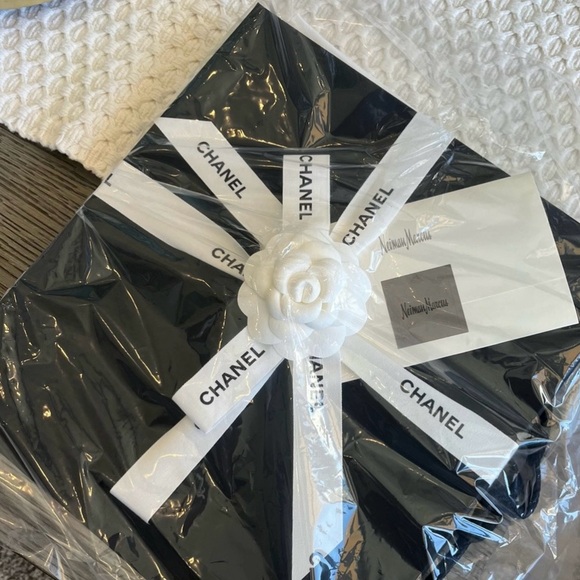 CHANEL 24B Black & White Cashmere Logo Beanie Hat NEW in Box with Tags & RECEIPT - Picture 9 of 10